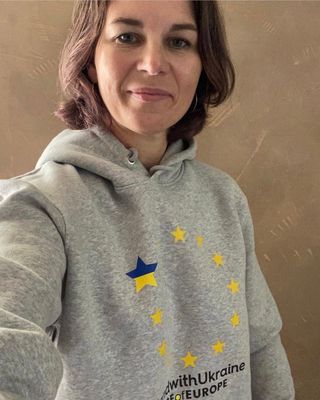 Aussenministerin im PoE Hoodie