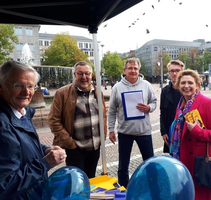 Nicola Beer am Infostand von PoE in Darmstadt