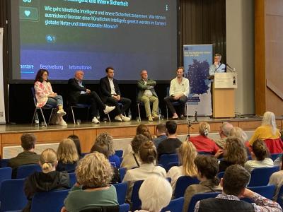 Foto der Veranstaltung mit den PodiumsteilnehmerInnen